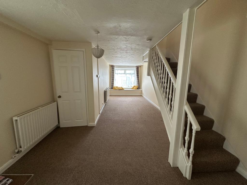 Lot: 18 - TWO-BEDROOM SEMI-DETACHED FOR INVESTMENT - Living Space